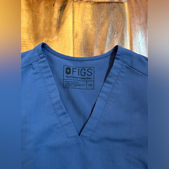 Figs Casma Three-Pocket Scrub Top - Picture 2 of 4